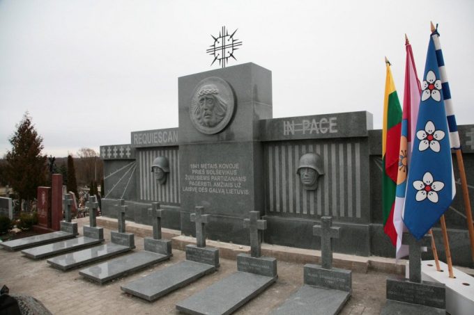 Обелийский памятник 1941 года Июнь для повстанцев и советских жертв