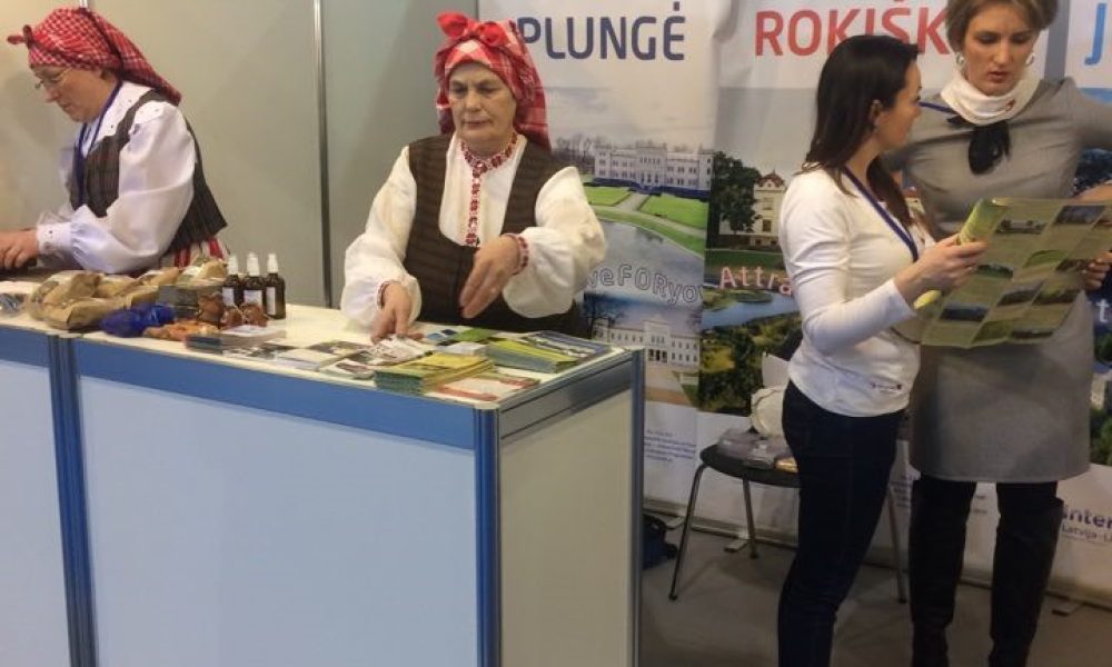 Tarptautinėse turizmo mugėse Vilniuje Adventour 2018  ir Balttur 2018 Rygoje pristatyti informaciniai leidiniai, kviečiantys keliauti po Lietuvą ir Latviją.