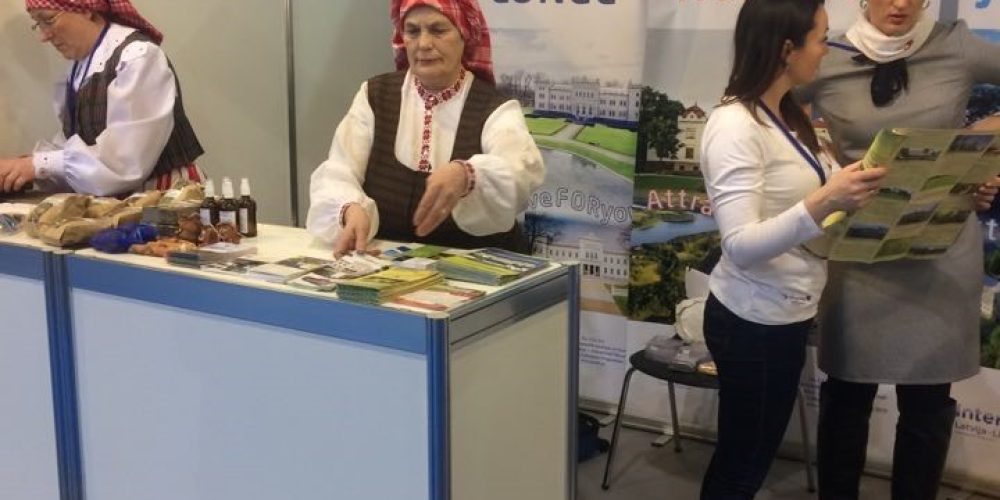 Tarptautinėse turizmo mugėse Vilniuje Adventour 2018  ir Balttur 2018 Rygoje pristatyti informaciniai leidiniai, kviečiantys keliauti po Lietuvą ir Latviją.