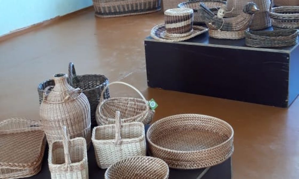Tradicinių dirbinių parodos „Pintinių ir karpinių ažūrai” atidarymas Aknystoje