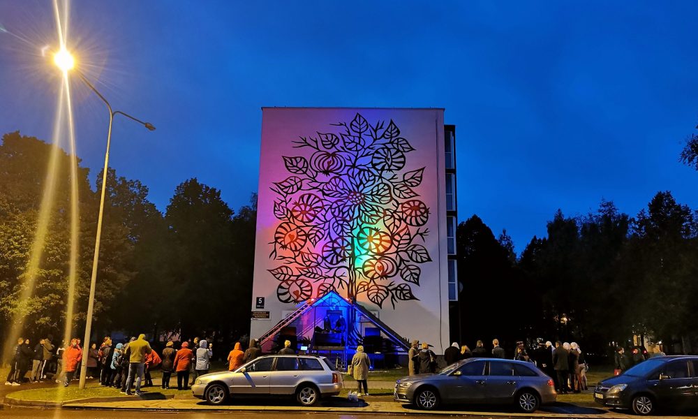 Pristatytas projekto „Karpinių motyvai Rokiškio gatvės mene“ kūrinys – karpinys, papuošęs daugiabučio sieną