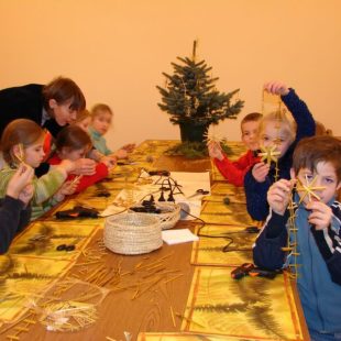 Rotā Ziemassvētku eglīte ar salmu rotaļlietām
