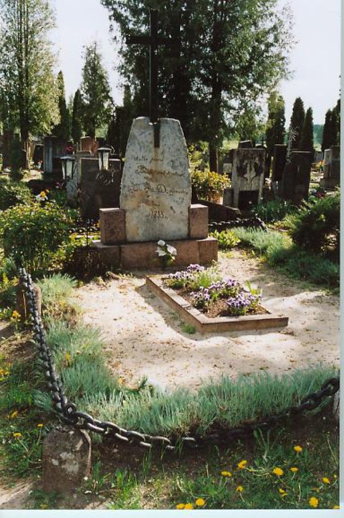 Поэт А. Страздас могил на кладбище Камайяй