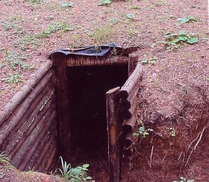 Atstatytas bunkeris ir paminklinis kryžius Obelių šile