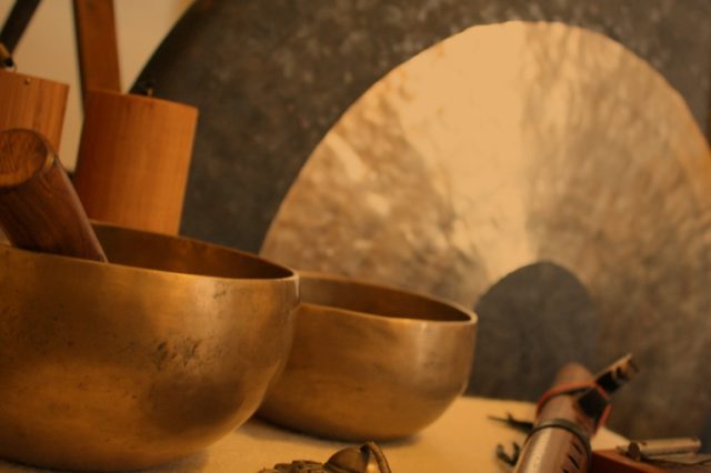 Gongų ir kitų archainių instrumentų garsų meditacija