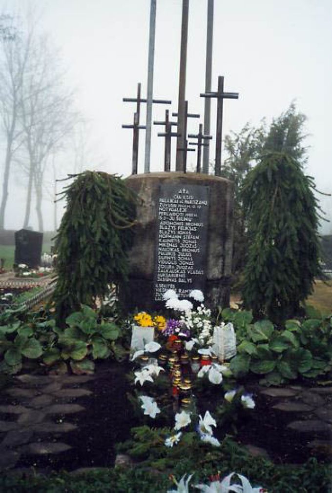 Могилы партизан на кладбище Панделия