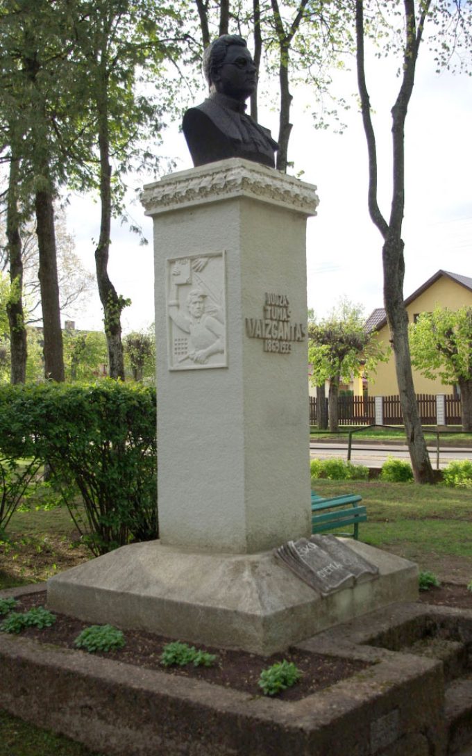 The Monument for J. Tumas – Vaižgantas